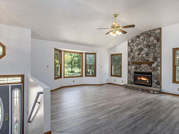 5th image of 106 Sweetheart Ln