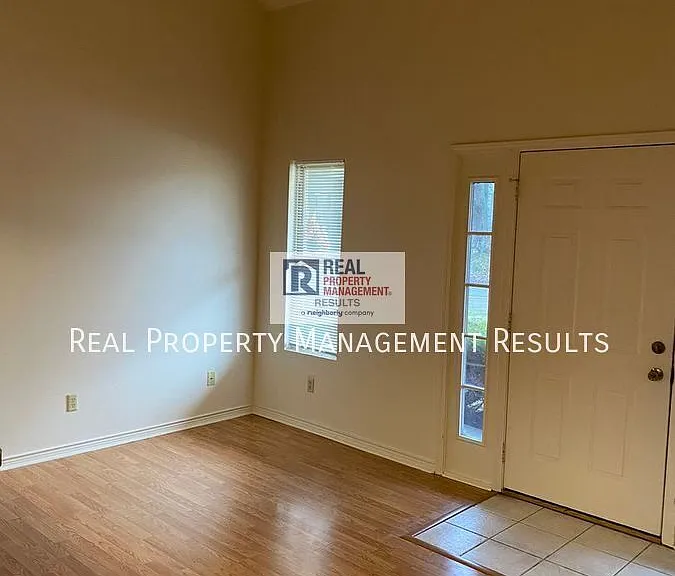 912 Pfeiffer Ave — Photo 2
