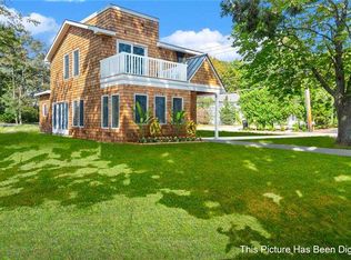 33 Oak St, Westhampton Beach, NY 11978