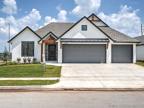 3rd image of 2910 E Rockford Pl