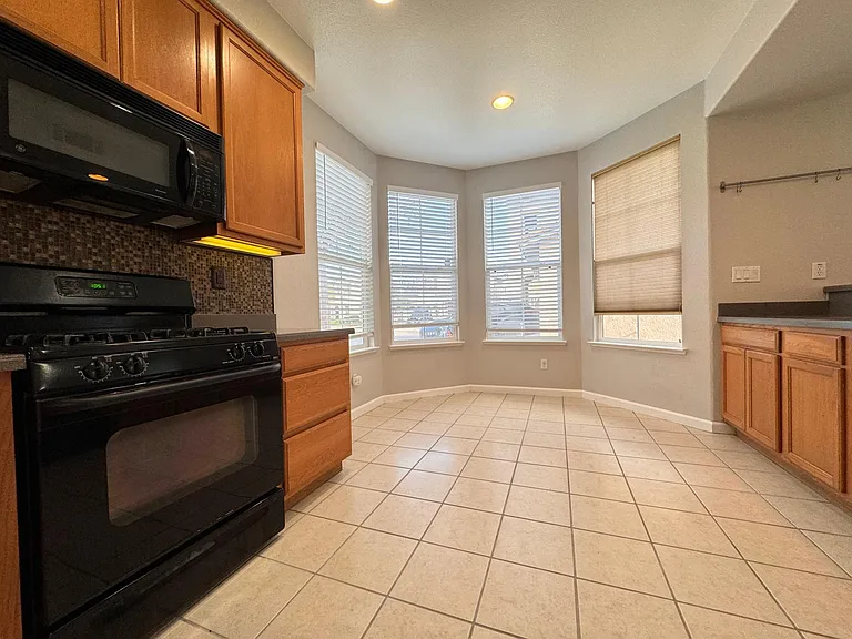 2451 Hanson Dr — Photo 11