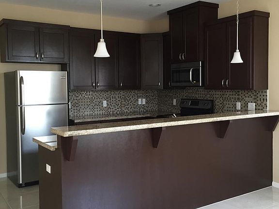5th image of 322 W Chapin St