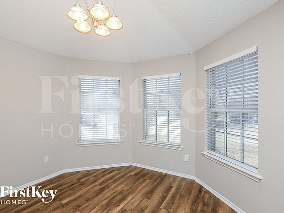 5th image of 609 Hollyberry Dr