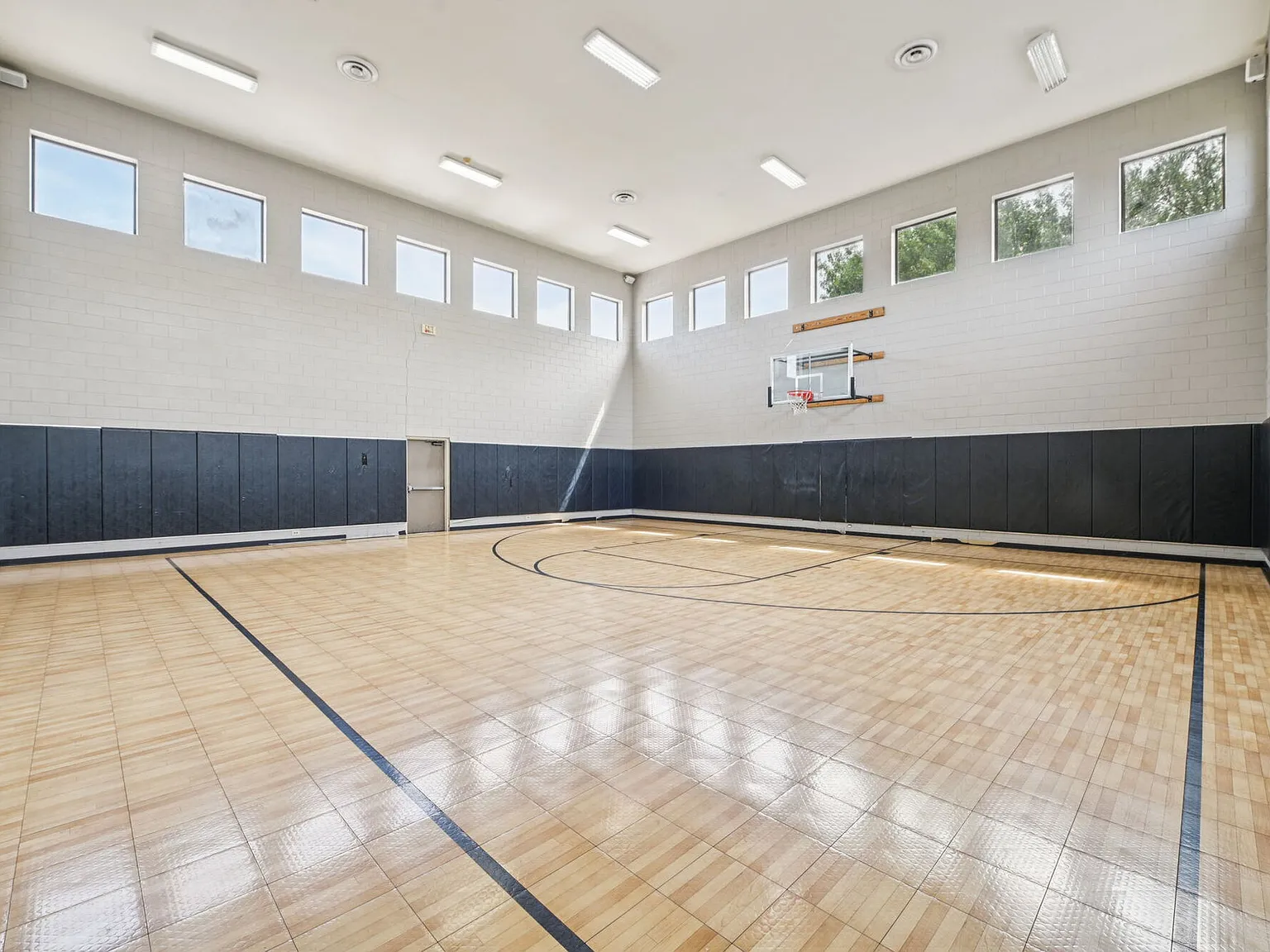Oaks Riverchase Apartments — Photo 1