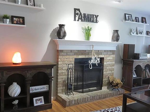 3rd image of 907 Caledonia Ct