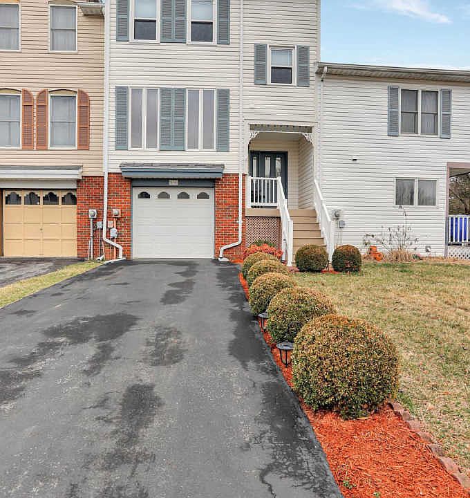 1st image of 636 Picadilly Dr