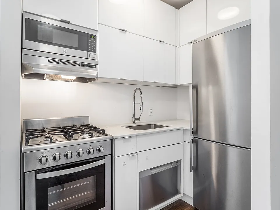 117 E 7th St #3B