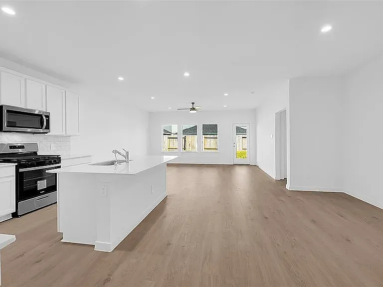 4 bed, 2257 sqft, $2,700 — Photo 3