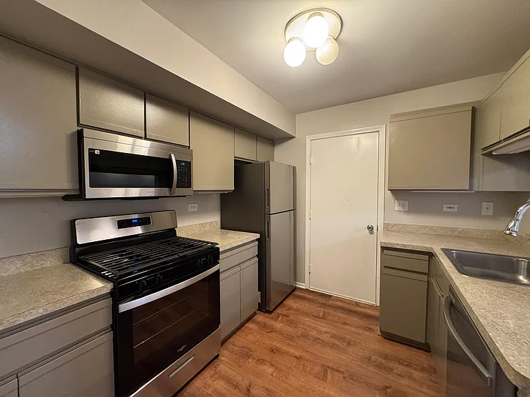 407 Trenton Ct — Photo 4