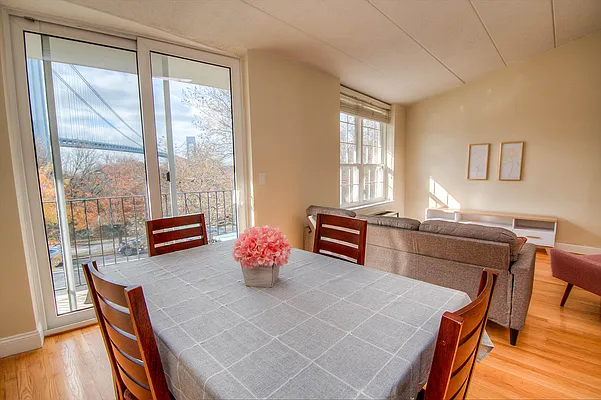 Sold by REMAX Elite | media 32