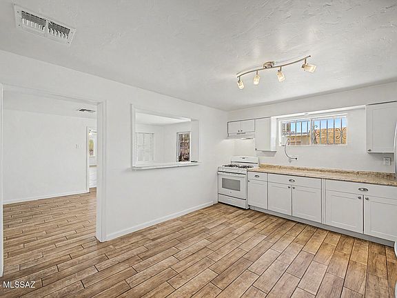 3rd image of 120 W 35th St