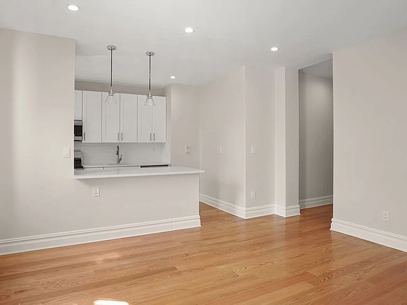 4th image of 961 Washington Ave APT 2E