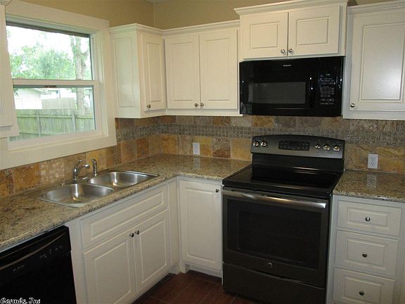 4th image of 208 W 51st St