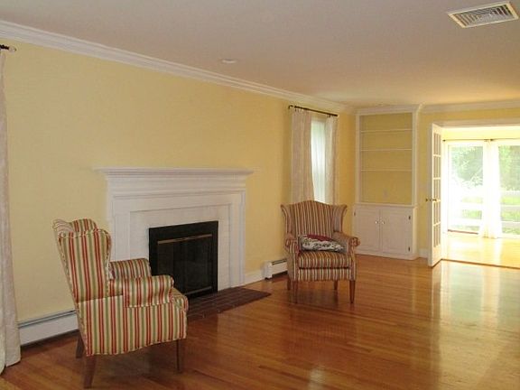 3rd image of 5 Almondwood Cir