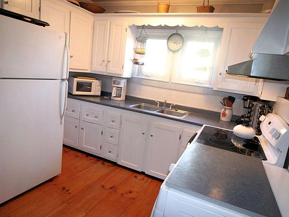 5th image of 98 Essex St