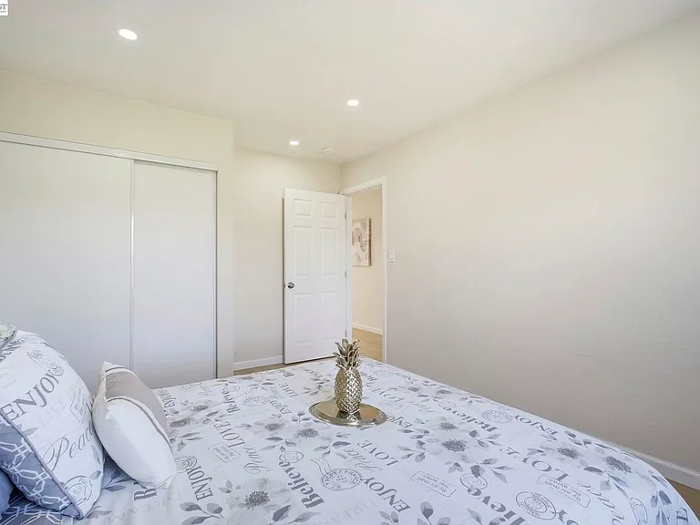 937 Neil Way — Photo 1