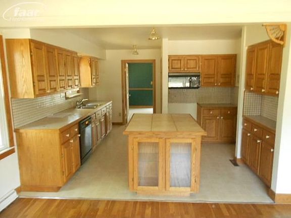 5th image of 3462 Farley St