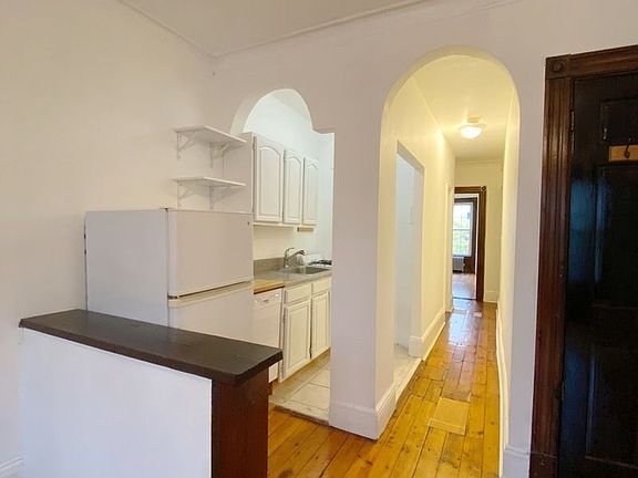 3rd image of 214 Saint James Pl APT 3