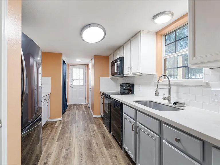 293 Commodore Dr — Photo 14