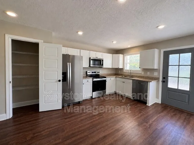 146 Village Dr — Photo 2