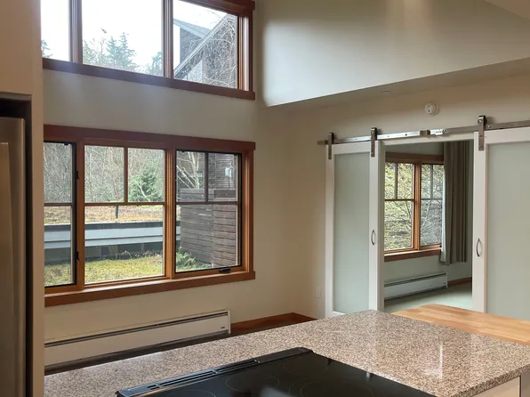978 Vineyard Ln #200, Bainbridge Island, WA 98110
