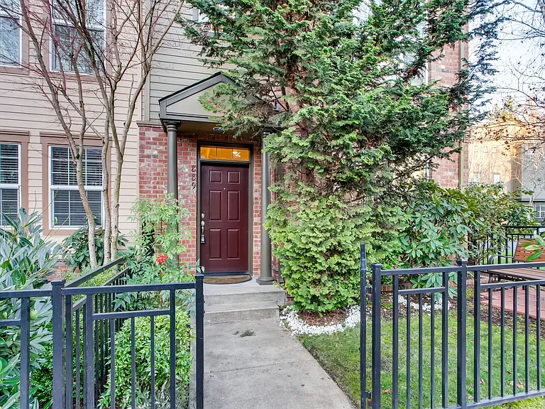 889 NE Caden Ave — Photo 2