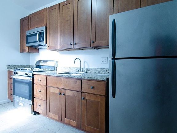 5th image of 4414 47th Ave APT D2