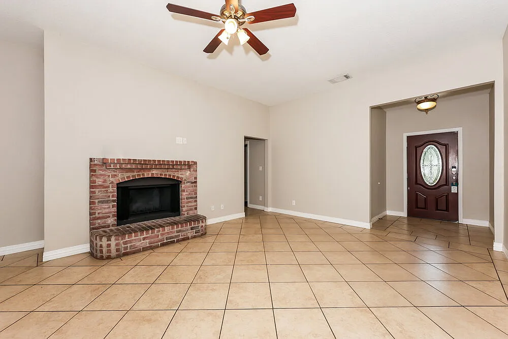 4 bed, 2.0 bath, 1911 sqft, $2,155 — Photo 4