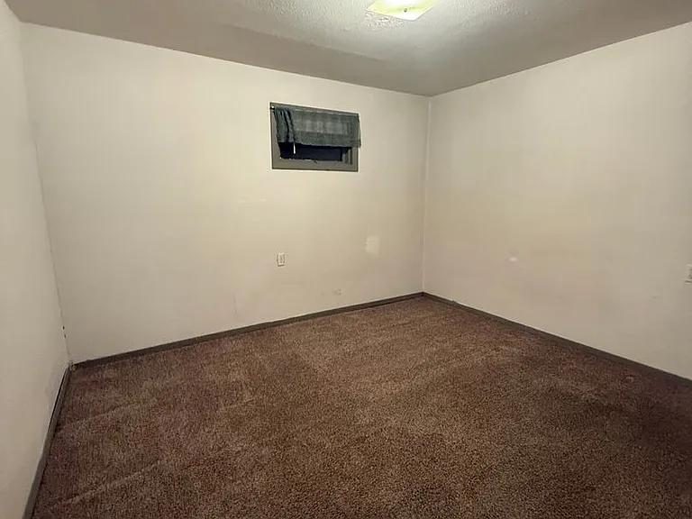 402 W Mercury St — Photo 21