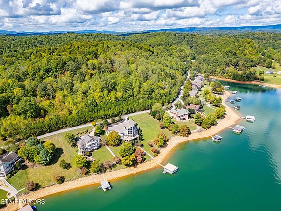 6th image of 643 Crown Pointe Rd
