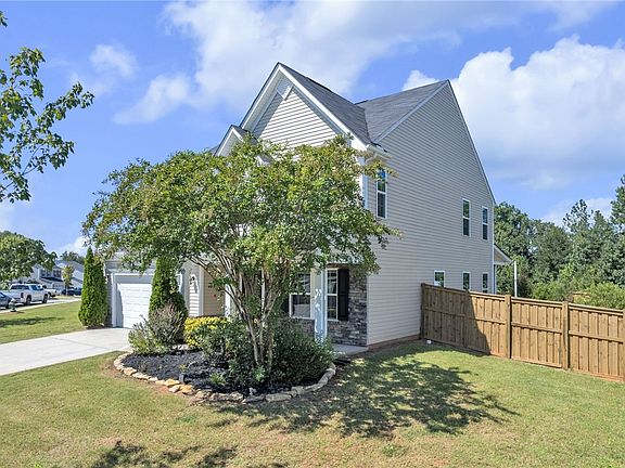 3rd image of 120 Thames Valley Dr