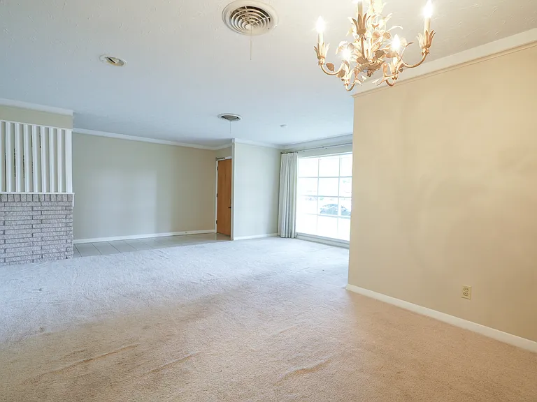 1702 Ivie Lee St — Photo 2