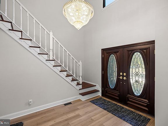3rd image of 2 Acorn Hill Dr