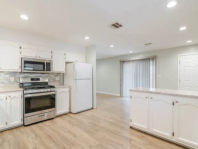 6539 Coldwater Canyon Ave — Photo 2