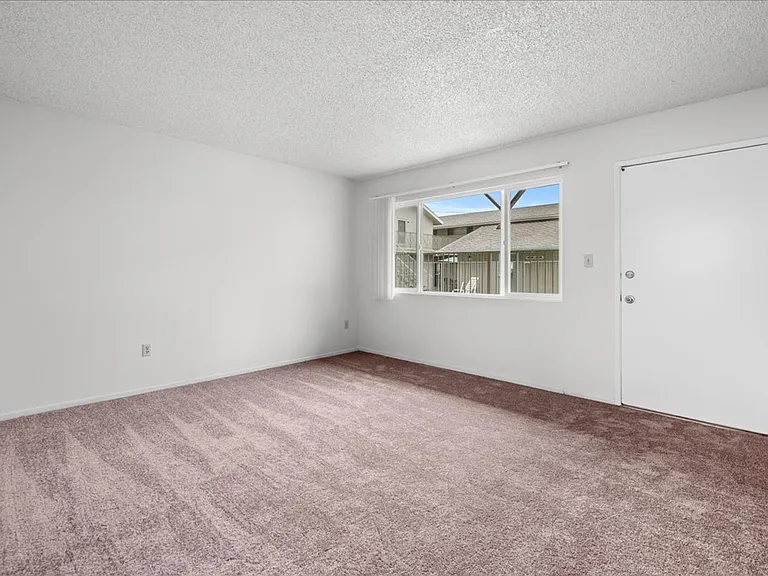 Tally Ho Apartments — Photo 13