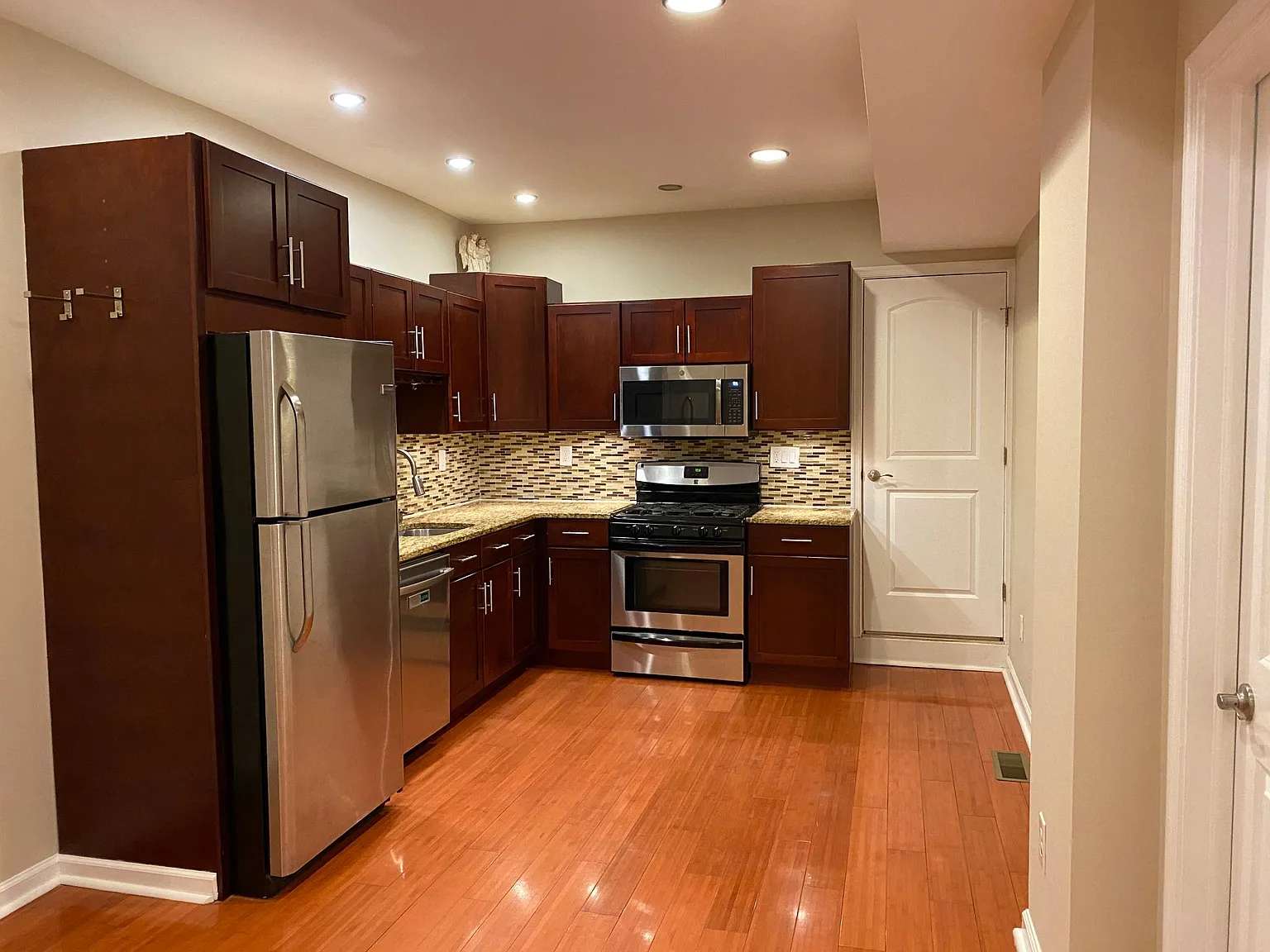 2627 E Huntingdon St — Photo 3