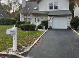 5 Balmoral Ct, Middle Island, NY 11953