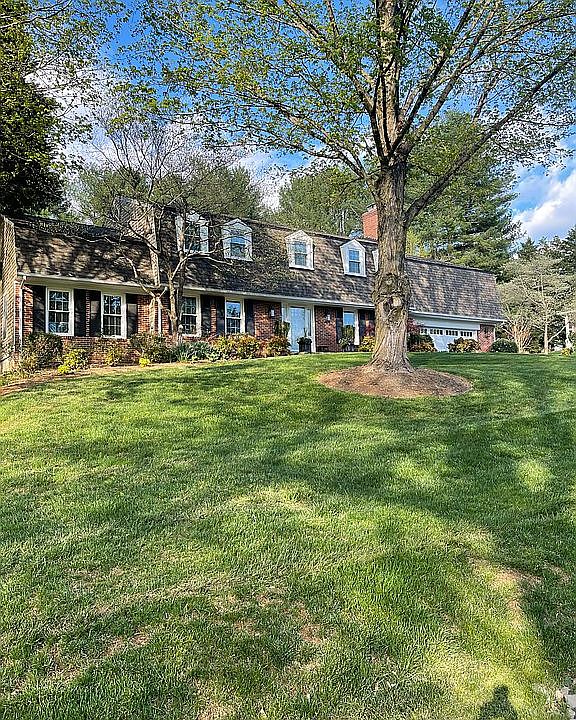 2nd image of 1115 Trotting Horse Ln