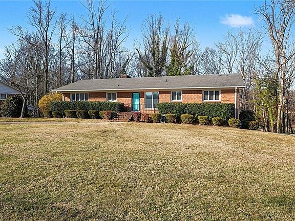 2nd image of 914 Oakcrest Dr