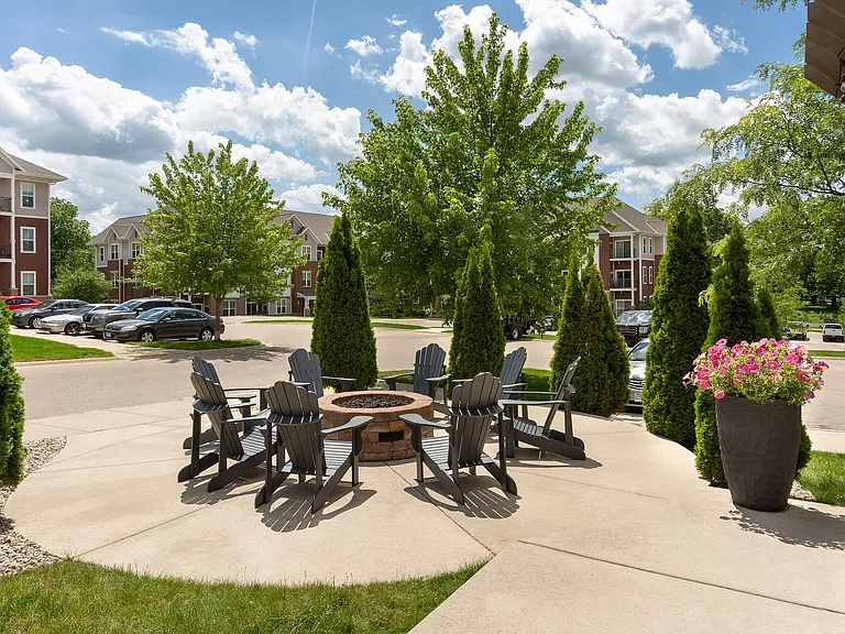 Elan Apartments Outdoor Picnic Area