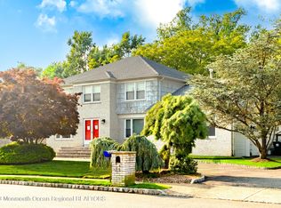 27 Marigold Ln, Marlboro, NJ 07746