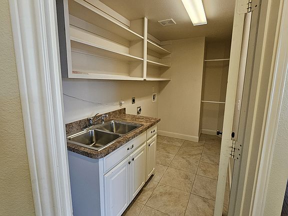 4th image of 2505 Cambridge Dr