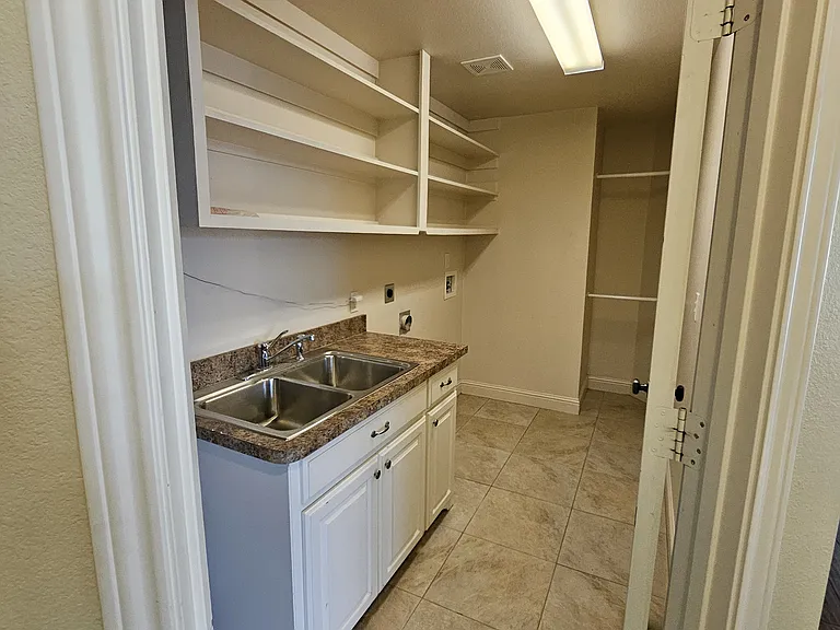 2505 Cambridge Dr — Photo 4