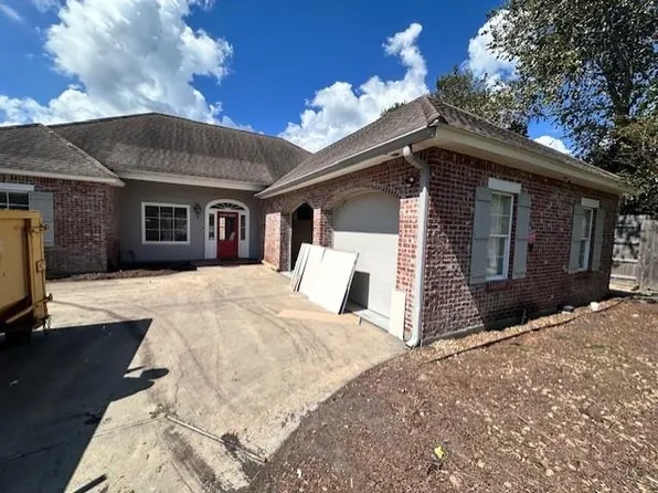 4876 Champions Dr, Lake Charles, LA 70605