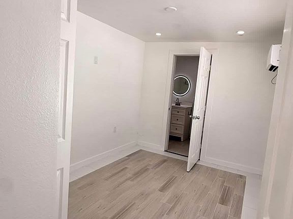 4th image of 7805 N Jamaica St
