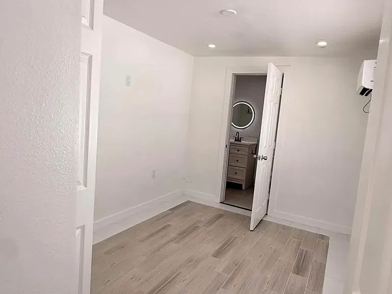 7805 N Jamaica St — Photo 4