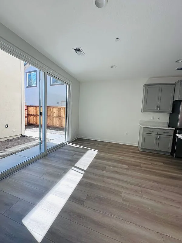 3 bed, 2.5 bath, 1835 sqft, $3,100 — Photo 3