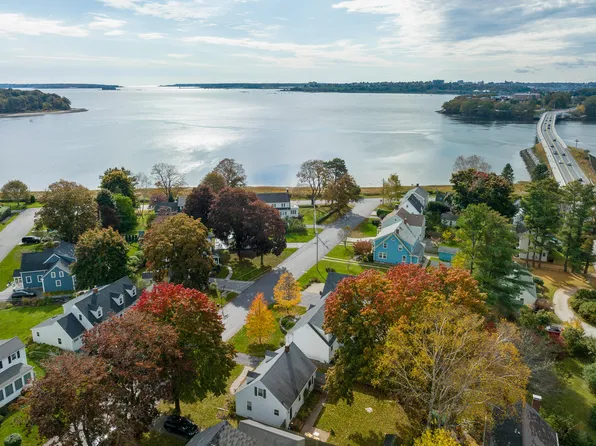 14 Just A Mere Rd, Falmouth, ME 04105