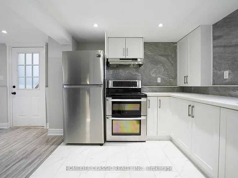 100 Chaucer Cres — Photo 6