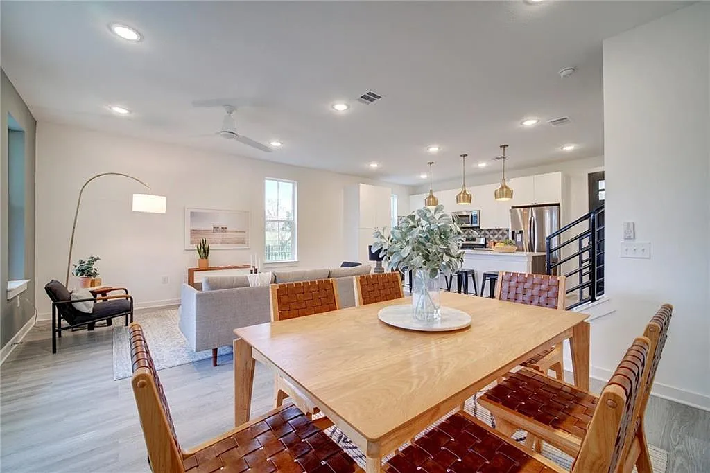 2624 Metcalfe Rd — Photo 2